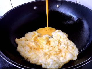 2、孩子爱吃的西红柿鸡蛋打卤面,提前打散鸡蛋，锅里放适量的油，鸡蛋液成型后，用铲子把鸡蛋滑散成碎片状。