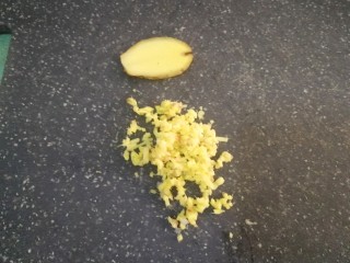 1、红烧黄花鱼,姜切成姜末