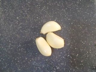 2、红烧黄花鱼,蒜瓣剥好