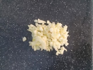 3、红烧黄花鱼,剁成蒜蓉