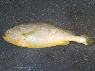 4、红烧黄花鱼,黄花鱼一条，洗干净，刮去鱼鳞