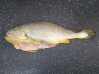 6、红烧黄花鱼,然后清洗干净《这些步骤也可以买鱼时让卖血的弄，太多人，我懒得等，所以自己弄了》