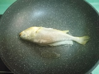 8、红烧黄花鱼,油热后放入黄花鱼中小火煎