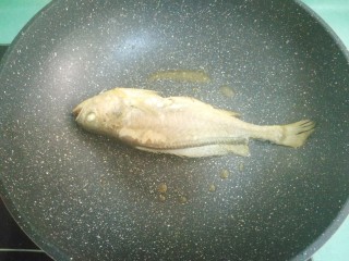 9、红烧黄花鱼,煎至两面金黄，我最近有点上火，没敢煎太酥，平时的话，我都会煎得特别香的，煎好的鱼捞起放一旁待用