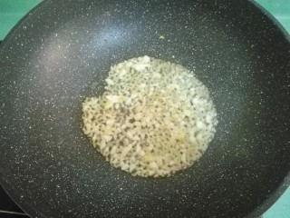 10、红烧黄花鱼,锅中加少许油，放入蒜蓉和姜末，小火煎