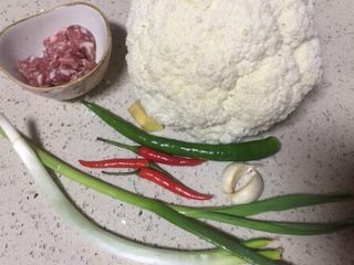 2、蚂蚁肉沫焗香辣花菜,准备所需食材,花菜该吃还得吃