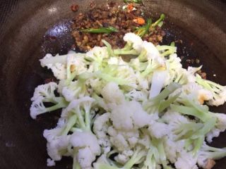 17、蚂蚁肉沫焗香辣花菜,倒入花菜,让花菜充分吸油料