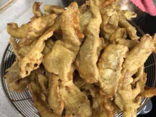 14、不可思议的菜：脆炸平菇,倒入锅中复炸！