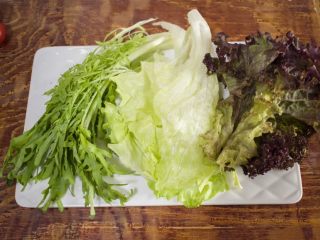 1、香辣鸡胸肉沙拉,准备食材