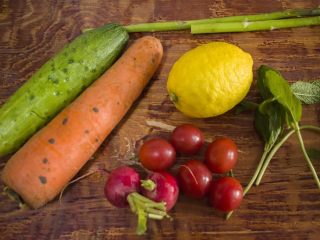 2、香辣鸡胸肉沙拉,准备蔬菜