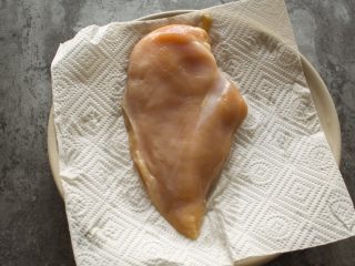 3、香辣鸡胸肉沙拉,鸡胸洗净，用厨房纸控干水分