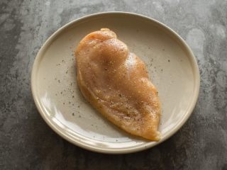 4、香辣鸡胸肉沙拉,用肉锤敲打鸡胸，撒上盐和黑胡椒，腌制15分钟