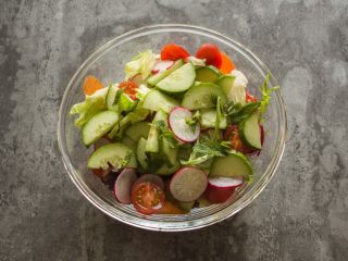 5、香辣鸡胸肉沙拉,将所有蔬菜切好放在碗中