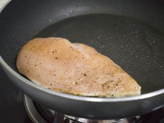 6、香辣鸡胸肉沙拉,煎鸡胸