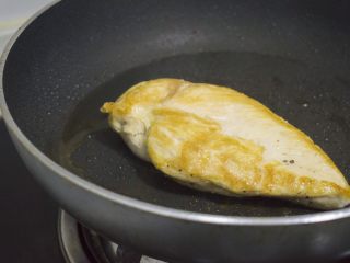 7、香辣鸡胸肉沙拉,两面大火各煎4分钟，再转小火煎2分钟，再切成小块