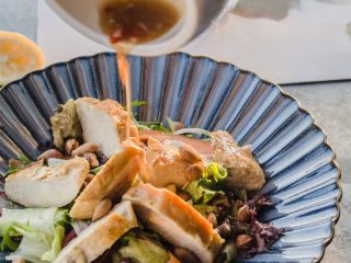 8、香辣鸡胸肉沙拉,蔬菜放在盘底，再将鸡肉摆上去，撒上少许的坚果，最后再淋剩下的香辣汁。