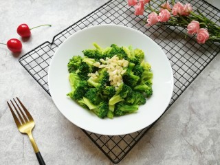 10、蚝油西蓝花,老少皆宜食用。