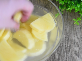 2、地三鲜的家常做法，超级无敌下饭菜！,土豆块放入清水中，洗去多余淀粉，沥干备用