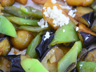 11、地三鲜的家常做法，超级无敌下饭菜！,炒至色泽鲜亮后，倒入蒜末，关火炒匀即可