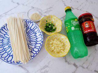 1、酸辣拌面,准备好材料