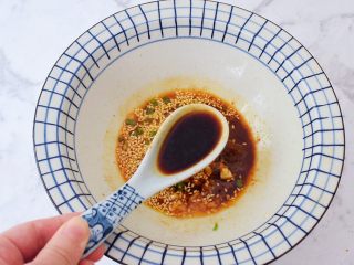 7、酸辣拌面,加入生抽