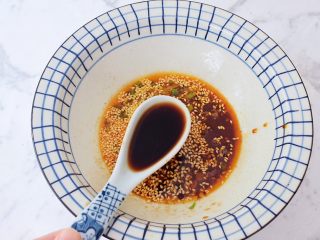 8、酸辣拌面,加入陈醋