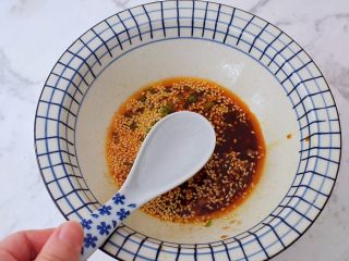 9、酸辣拌面,加入雪碧