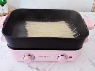 12、酸辣拌面,锅中烧开水放入面条煮熟