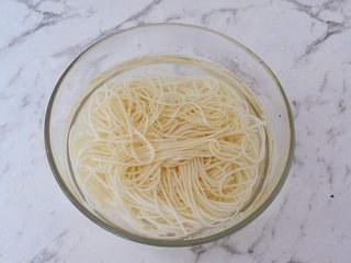 13、酸辣拌面,捞出过两遍凉水