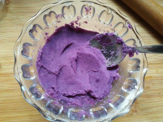 9、剩米饭紫薯泥卷,把倒入的牛奶和紫薯泥搅拌均匀。