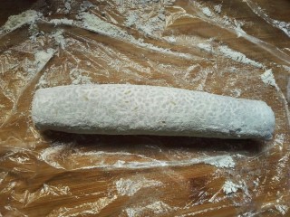 19、剩米饭紫薯泥卷,把饭卷均匀的裹上面粉。