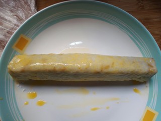 26、剩米饭紫薯泥卷,每一面都要均匀的刷上鸡蛋液。