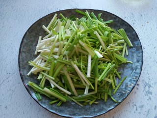 2、蒜苗炒鸡蛋,蒜苗切段