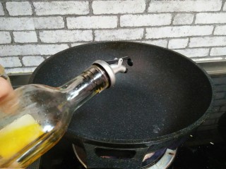 5、蒜苗炒鸡蛋,锅热加食用油