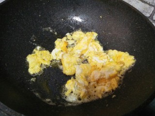 7、蒜苗炒鸡蛋,炒出鸡蛋块