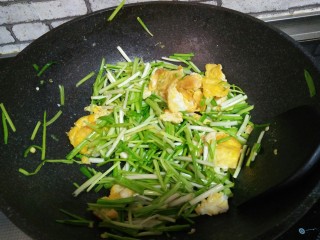 8、蒜苗炒鸡蛋,加入蒜苗，翻炒均匀