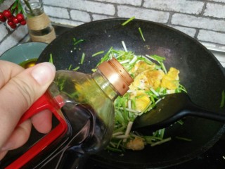 10、蒜苗炒鸡蛋,生抽