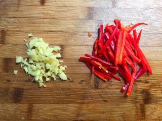 3、豆芽炒韭菜,红辣椒去掉辣椒籽，清洗干净，切成辣椒丝，生姜去皮清洗干净，切成姜末待用。