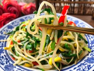 9、豆芽炒韭菜,好吃的豆芽炒韭菜做好了，你喜欢吗？清理肠道，杀菌消炎，最适合这个季节食用。