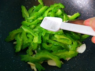 12、苦瓜炒蛋,放盐翻炒。