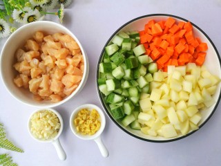 1、鲜嫩不柴的鸡胸肉,鸡胸肉切小粒,黄瓜、胡萝卜、土豆切粒,大蒜、姜切末。