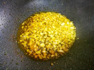 9、鲜嫩不柴的鸡胸肉,另起锅热油中加入姜蒜末爆香。