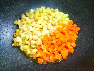 11、鲜嫩不柴的鸡胸肉,加入胡萝卜。