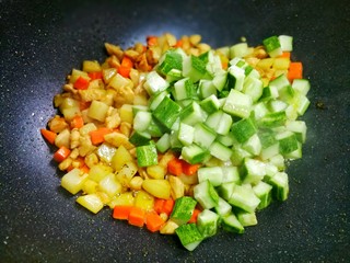 12、鲜嫩不柴的鸡胸肉,加入黄瓜。