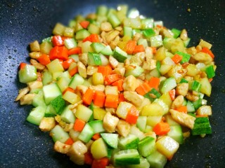 13、鲜嫩不柴的鸡胸肉,翻炒至变色。