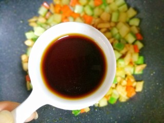 14、鲜嫩不柴的鸡胸肉,锅中加入1勺生抽。