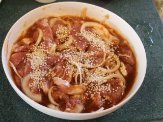 8、韩式烧肉,取出腌好的猪肉，放入白芝麻拌匀。