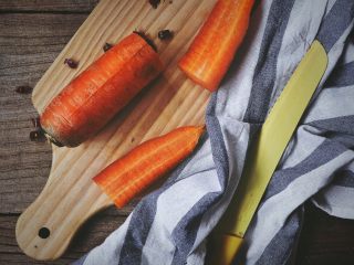 6、宫保鸡丁(无油 健康低脂),胡萝卜从中间先横着切一刀,再竖切一刀