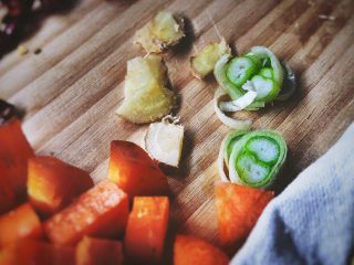 10、宫保鸡丁(无油 健康低脂),再切几片葱姜备用