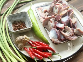 1、蒜薹炒鸡胗,准备好材料；